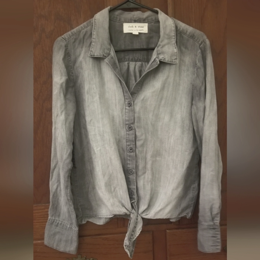 cloth & stone button down with tie front. Distressed gray color. Women's S